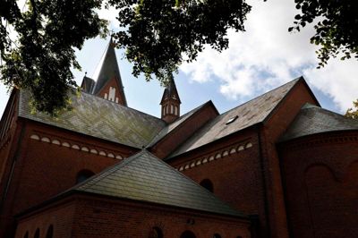 Senere i maj går arbejdet med at skifte skifertaget på Herning Kirke. Nu har kirken endnu en gang fået støttekroner fra særlig pulje til bevaringsværdige kirker.