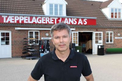Peter Høst har netop ansat endnu en montør - for der er travlt i Tæppelageret i Ans.