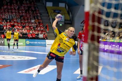 Simone Petersen finter målvogter Anna Kristensen til den ene side og sender sit straffekast til den anden, men skuddet preller af på overliggeren til playmakerens ærgrelse. Det skud blev hendes eneste aktion i comeback-kampen mod Team Esbjerg onsdag aften.