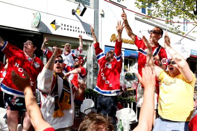 Under VM i ishockey i 2018 var der højt humør blandt de gæstende nordmænd, der holdt til på Piano Bar. Her skal den norske fest fortsætte under dette års slutrunde.