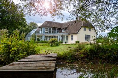 Witt vil omdanne den tidligere præstegård i Gødstrup til et wellnessresort. I den nærliggende skov skal der opføres fire eksklusive skovhytter. Foto: Witt