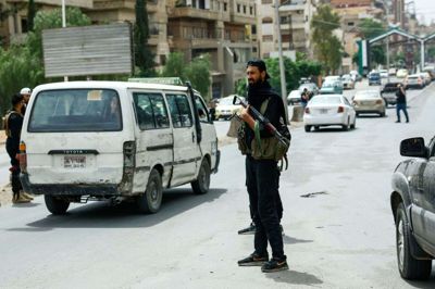 Syriske sikkerhedsstyrker tjekker køretøjer, der er på vej ind i byen Sahnaya i Syrien, hvor det religiøse druser-mindretal holder til. De seneste to dage har der været voldsomme sammenstød i byen.