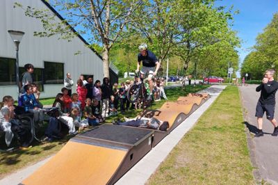 Marcus Kjeldgaard lavede opvisning på Gullestrup Børnecenters pumptrack. Et af trickene var et flyve hen over eleverne Ismail Khader fra 5. klasse og Khadija Jamal fra 2. klasse.