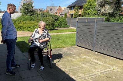 88-årige Käthe Eybe er godt gal i skralden over, at Fællesbo har fjernet tre bord-bænke-sæt uden først at tage beboerne med på råd. Også Michael Nielsen synes, at det er fjollet.