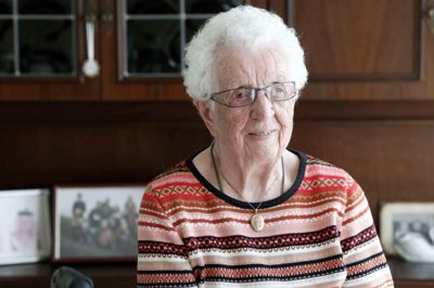 - Vi har altid fejret, når der var grund til det, siger Edith Lund Mogensen. Onsdag 7. maj fylder hun 95 år og fejrer det med stor fest i Snejbjerg-Hallen tre dage senere.