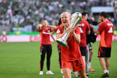 32-årige Pernille Harder jubler over den tyske pokaltitel, som torsdag kom i hus sammen med holdkammeraterne i storklubben Bayern München.