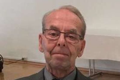 Bent Nielsen var lærer ved Aulum Byskole 1964-1997 og aktiv på flere leder i byen. Lørdag fylder han 90 år.
