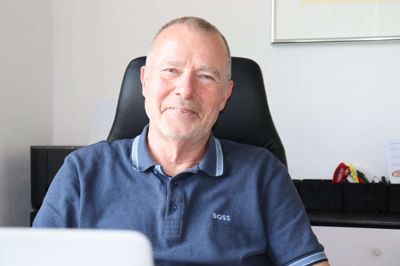 Knud Henning Olesen har indrettet et hjemmekontor i sin private bolig, hvor han fortsat holder styr på sine forretninger.