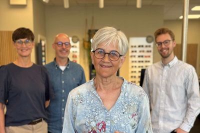 Trine Bloch Rasmussen er ansat som optiker hos Farstad Optik i Ry. Bagved ses resten af holdet i Ry-butikken, Anne Duun, Johan Farstad og Alexander Liljeberg. Foto: Farstad Optik