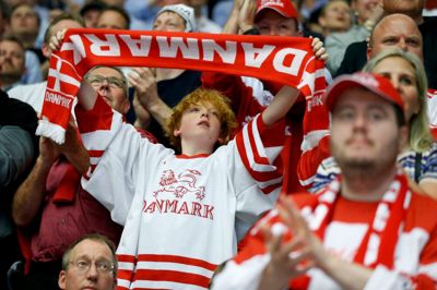 Ved VM i ishockey i Herning i 2018 var der fest og farver på tribunerne i Boxen. Flere hundrede frivillige var med til at danne ramme om festen, og sådan bliver det også i maj næste år, hvor der igen er VM på herningensisk is.