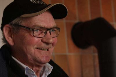 Hans Ditlev Poulsen i den jagthytte ved Høgild, der gennem 25 år blev omdrejningspunkt for ikke bare ham selv, men også ægtefællen Vera, deres tre børn, børnebørn, jagtvenner og omgangskreds.