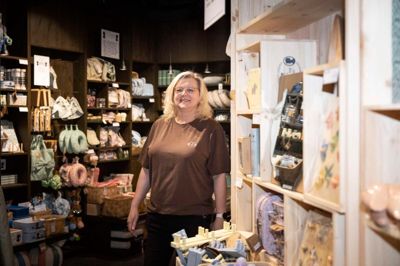 Butikschef Annette Brøns NIelsen fra Søstrene Grene har noget at smile ad. Hun kan byde kunderne indenfor i et nyt og større univers, der skal vække sanserne.