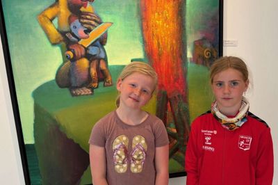 Wilma Serup og Sofie Thomsen fra 3. klasse på Spjald Skole er på Vestjyllands Kunstpavillon og Arne Haugen Sørensen Museum i Videbæk, hvor de tidligere har deltaget i et lignende kunstprojekt, som museet nu har fået flere penge til at fortsætte med..