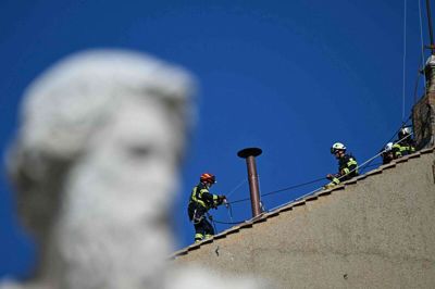 Skorstenen på Det Sixtinske Kapel er blevet sat op fredag. Fra 7. maj vil kardinaler fra hele verden mødes i et hemmeligt konklave for at vælge en ny pave.