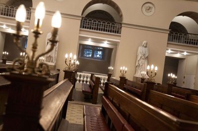 Når klokken slår 12 mandag, vil landets kirkeklokker kime i et kvarter for at markere 80-året for befrielsen. I Vor Frue Kirke i København tages en særlig kirkeklokke i brug. (Arkivfoto).