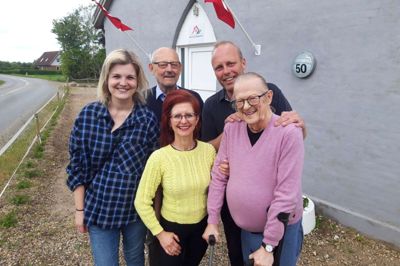 I 2022 var der indvielse af Det lille Teaterhus på Haugevej i Hauge. Bagerst ses Ib Thomsen, der stod bag stedet, og med til indvielsen var også Bo Young (Jodle Birges søn), Thorning-musiker Louise Espersen og Sussi og Leo. Foto: Morten Hallstrøm