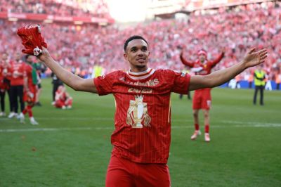 Trent Alexander-Arnold fejrer det seneste mesterskab med Liverpool. Nu forlader han klubben. (Arkivfoto).