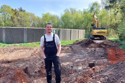 Simon Breinholts gylletank ragede knap fire meter ind i fredskov. Miljøstyrelse forlanger den flyttet. Lokalt byrådsmedlem mener, Miljøstyrelsen er for meget skrivebord og for lidt fornuft.