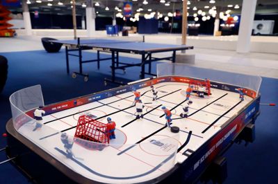 Ishockey-bordspillene fra Stiga er utrolig populære blandt de inkarnerede fans, og derfor har nogle eksempler af disse også fundet vej til fanzonen.