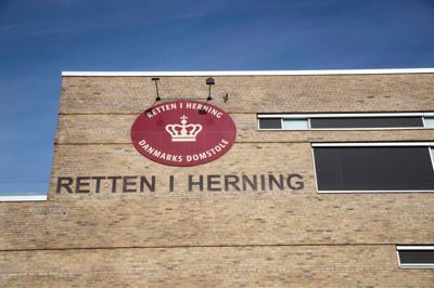 Det blev alligevel ikke torsdag, at dommen faldt i knivstikkersagen fra Vildbjerg.