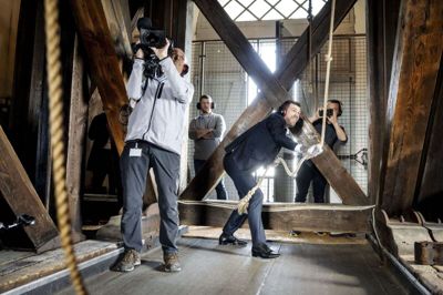 En mere end fire ton tung stormklokke i Vor Frue Kirke i København blev mandag sat i svingninger af kirkeminister Morten Dahlin (V).
