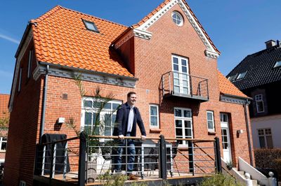 Rødt halvvalmet tegltag og sprossede vinduer er nogle af de detaljer, der kendetegner en murermestervilla, og det er villaen her et godt eksempel på. Her bor ejendomsmægler Rasmus Lyth Honoré med sin hustru og to - snart tre - børn. De råder over 175 kvadratmeter bolig, 95 kvadratmeter kælder og en hems på 30 kvadratmeter.