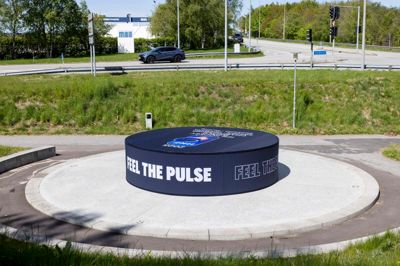 Den rekordstore puck skulle være 65 gange større end en almindelig ishockeypuck.