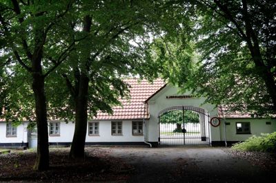 Beboerne i Bording føler sig utrygge, når afviste asylansøgere fra Kærshovedgård går gennem byen for at komme ind til stationen. Derfor ønsker naboerne en minibus, der kan fragte beboerne frem og tilbage, men ministeren siger nej.