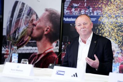 Kent Madsen er administrerende direktør i det børsnoterede selskab, der tidligere hed Silkeborg IF Invest, men som nu hedder Papirfabrikken Invest. Han er samtidig selskabets største aktionær.
