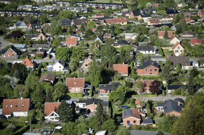 Der er gang i fremvisningerne ude omkring i de danske villakvarterer. Boligudbuddet er vokset med tre procent de seneste tre måneder. (Arkivfoto).