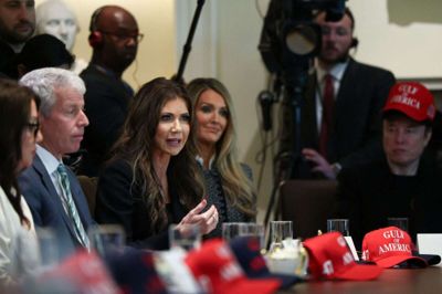 Det er sikrest og mest omkostningseffektivt, hvis migranter frivilligt forlader landet, siger USA's minister for indenlandsk sikkerhed, Kristi Noem, i en erklæring. (Arkivfoto).