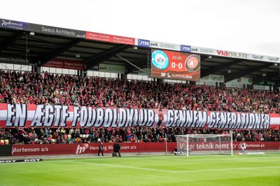 I de seneste år har Stoltheden stået for flere tifoer på »Den Røde Tribune«. Onsdag aften tilføjes der et nyt element, når hejsesystemet på Jysk Park tages i brug for første gang.