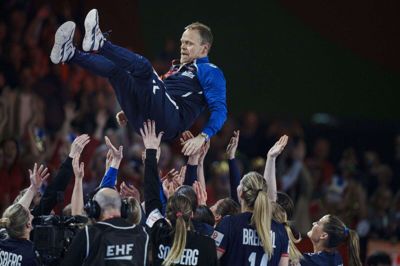 Thorir Hergeirsson fik en lufttur, efter at Norge i december slog de danske kvinder i EM-finalen.