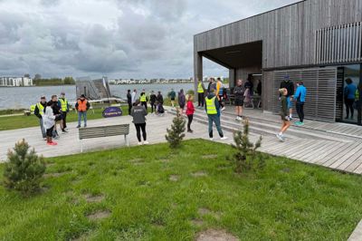 Bygningen »Det Blå Rum« ved Fuglsang Sø er samlingsstedet, når Parkrun gennemfører den ugentlige motionstur i Herning. Foto: Parkrun