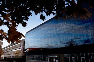 Onkologihuset på sygehusgrunden i Herning blev i sidste uge udsat for store mængder vand, da ukendte gerningsmænd tændte for en vandhane på øverste etage og lod vandet løbe i stride strømme.