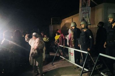 Sikkerhedspersonale spærrer en gade, mens beboere evakuerer deres hjem nær et luftangreb i Mazaffarabad, der er hovedstaden i den pakistansk-kontrollerede del af Kashmir-regionen.