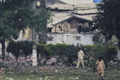 Lokale går forbi en ødelagt bygning i byen Muridke, der ligger i Pakistans Punjab-provins. Indien indledte tirsdag aften en "antiterroroperation" i Pakistan.