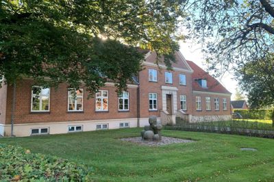 Der har været forskelle fra plejecenter til plejecenter i Ikast-Brande Kommune, når det kommer til deres tildelte rammebudget. Det har været baseret på antallet af boliger på stedet samt historiske forskelle i den såkaldte plejetyngde centrene imellem. Nu udlignes de forskelle, men der tages ikke penge fra nogle steder.