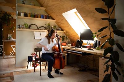 Kåre William Wulff, lyddesigner og projektleder på Lydrejsen - l y s l ø s. Her er han fotograferet med sin cello på sin bedstefars gamle høloft i Låsby, hvor en af bedstefarens staldbygninger er bygget om til musikstudie.