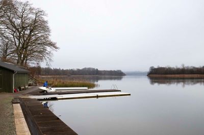 Ved roklubben skal bådebroen fornys, og der skal laves en ny belægning ved bådebroen sammen med nye borde og bænke samt beplantning.