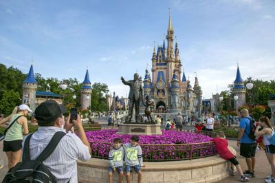 Gæsterne i Disneys forlystelsesparker - som her i Disney World i Florida - brugte flere penge end ventet i det seneste kvartal. (Arkivfoto).