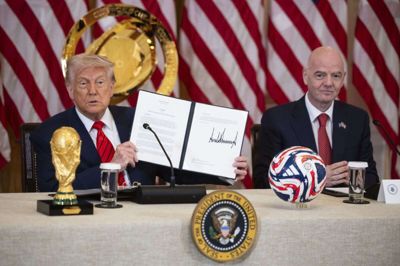 USA's præsident holder Det Hvide Hus' taskforce-dokument om næste års VM.