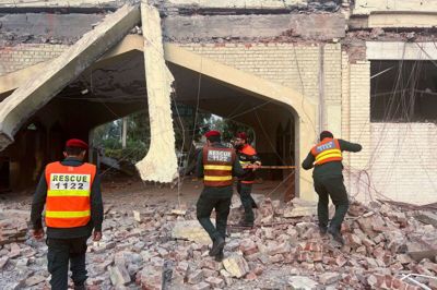 Redningsarbejdere spærrer regeringsbygning af i byen Muridke i Pakistan, efter at den blev ramt i indisk angreb.