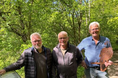 Initiativtagerne Anders Hartvig og Jon Jakobsen sammen med grave-frivillig Steen Bjørnholt ved et af de mange nye skilte, der er placeret i Krabbes Grønne Ring.