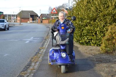 Kristian »Bager« Jepsen kunne ofte ses på sin el-scooter i Engesvang. Nu er den 102-årige gået bort. Foto: Privatfoto