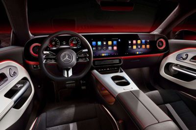 På privatleasing er Advance Plus-udstyrspakke standard, og den sikrer blandt andet nøglefri betjening og armlæn ved bagsædet. Skærmen foran passagersædet er ikke standard. (PR-foto). Mercedes-Benz Mercedes-Benz Ag -/Ritzau Scanpix