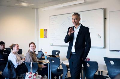 Børne- og undervisningsminister Mattias Tesfaye (S) viste sig mandag fra sin meget spørgende og lyttende side, da han besøgte eleverne i en HF-klasse i Herning.