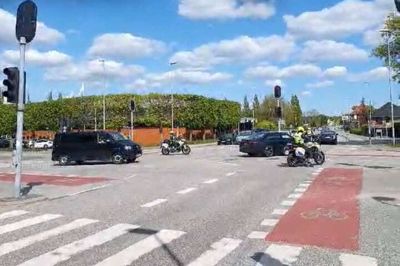 Torsdag var der masser af blå blink og sorte BMW'er midt i Herning. Privatfoto: Screendump