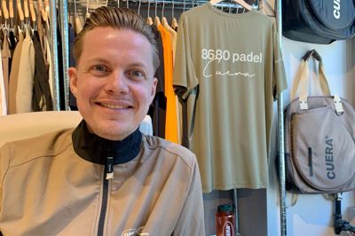 35-årige Ulrik Leth fra Ry står i spidsen for firmaet Cuera, der sælger tøj til padelspillere. Cuera har netop lavet t-shirten på billedet til padelklubben i Ry.
