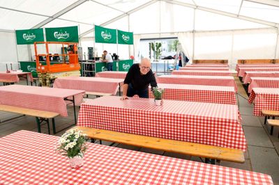 Søndag aften bliver ishockeyfesten i ølteltet på Torvet kortvarigt afløst af en lille fodboldfest, når FC Midtjylland møder FC København i Parken. Restauratørerne har fået lov til at vise Superliga-guldbraget på storskærm.
